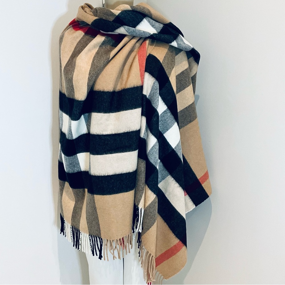 BURBERRY LONDON CHECK CASHMERE / MERINO WOOL CAPE. - Picture 3 of 7